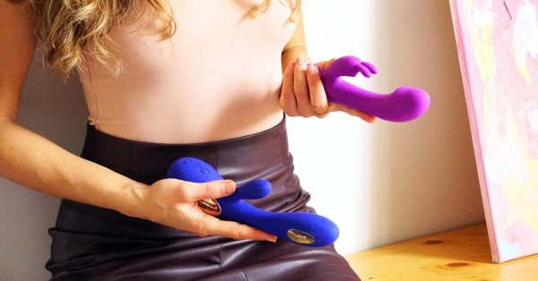 נקבה מחזיקה צעצוע מין