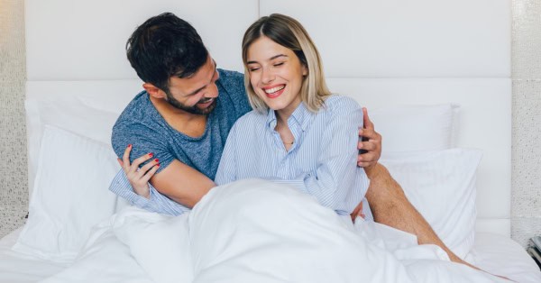 איך שומרים על אינטימיות כשיש ילדים בבית: כך עושים את זה נכון, רגוע ובטוח